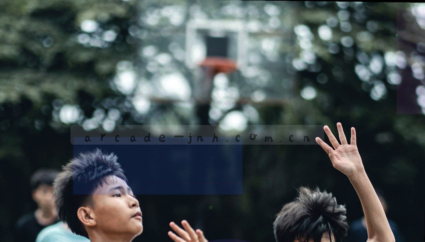 暗调球场线条与赛前笔记卡片叠放的抽象画面
